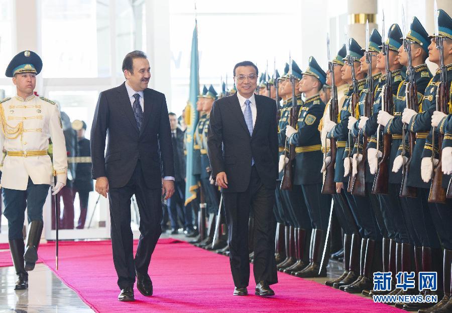 12月14日，應(yīng)哈薩克斯坦共和國總理馬西莫夫邀請，國務(wù)院總理李克強乘專機抵達(dá)阿斯塔納國際機場，開始對哈薩克斯坦進(jìn)行正式訪問，舉行中哈總理第二次定期會晤，并出席上海合作組織成員國政府首腦理事會第十三次會議。馬西莫夫到機場迎接李克強，并舉行隆重的歡迎儀式。新華社記者 黃敬文 攝