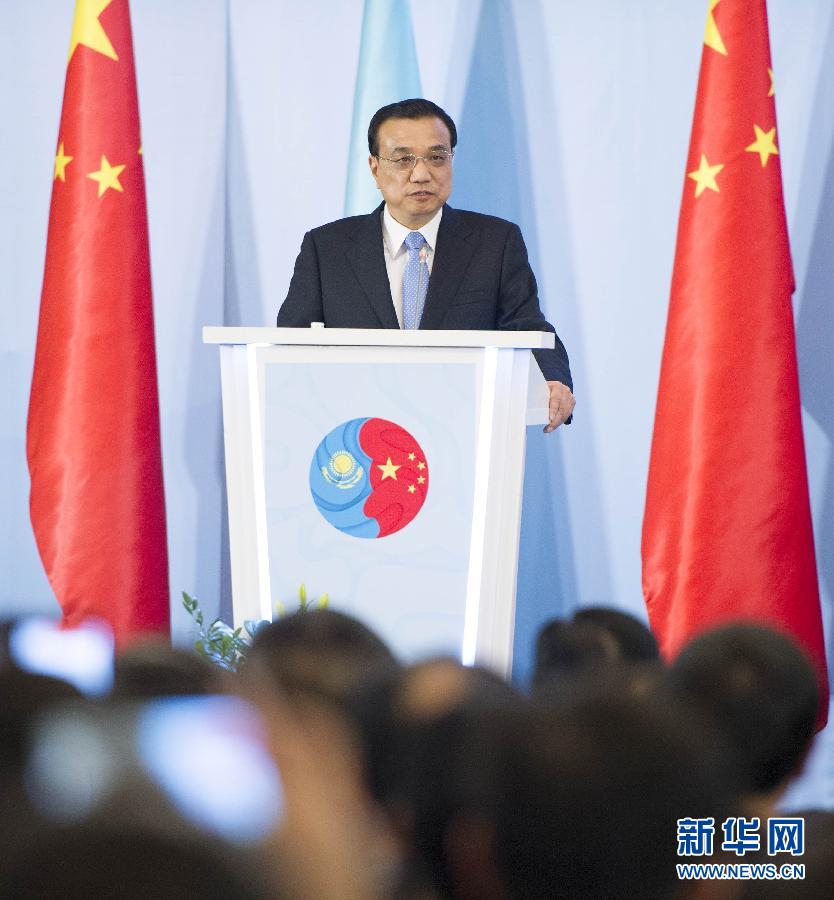  12月14日，國務(wù)院總理李克強(qiáng)在阿斯塔納同哈薩克斯坦總理馬西莫夫共同出席中哈企業(yè)家委員會第二次會議。這是李克強(qiáng)總理在會議上致辭。新華社記者 黃敬文 攝 