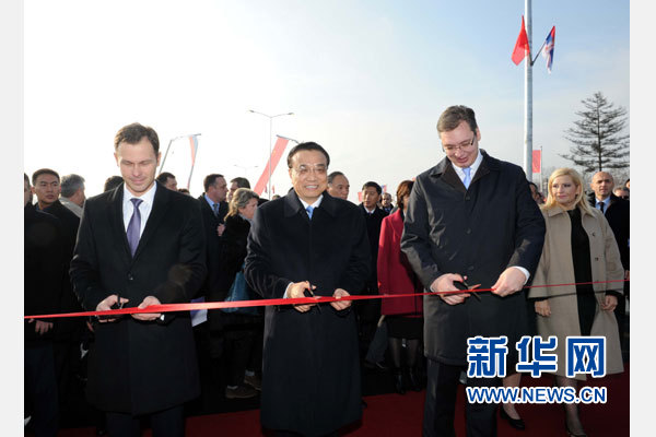 12月18日，中國國務(wù)院總理李克強(qiáng)在貝爾格萊德同塞爾維亞總理武契奇共同出席貝爾格萊德跨多瑙河大橋竣工儀式。這是李克強(qiáng)與武契奇為新建成的大橋剪彩。新華社記者 饒愛民 攝