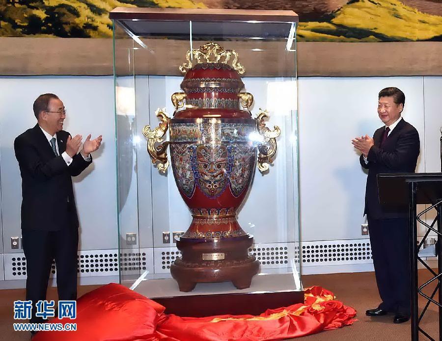 9月27日，國(guó)家主席習(xí)近平在紐約出席中國(guó)向聯(lián)合國(guó)贈(zèng)送&ldquo;和平尊&rdquo;儀式。聯(lián)合國(guó)秘書(shū)長(zhǎng)潘基文出席。 新華社記者 李濤 攝 