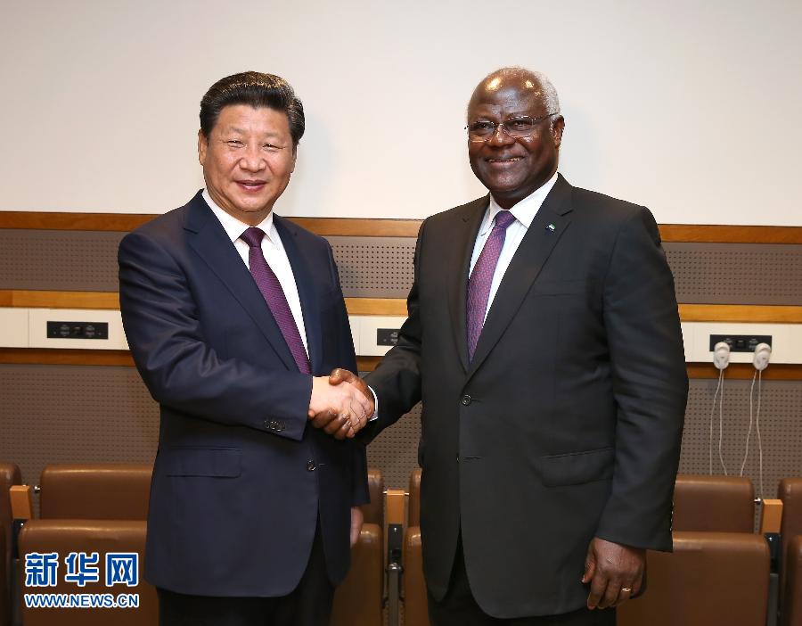 9月27日，國家主席習(xí)近平在紐約會見塞拉利昂總統(tǒng)科羅馬。新華社記者 龐興雷 攝 