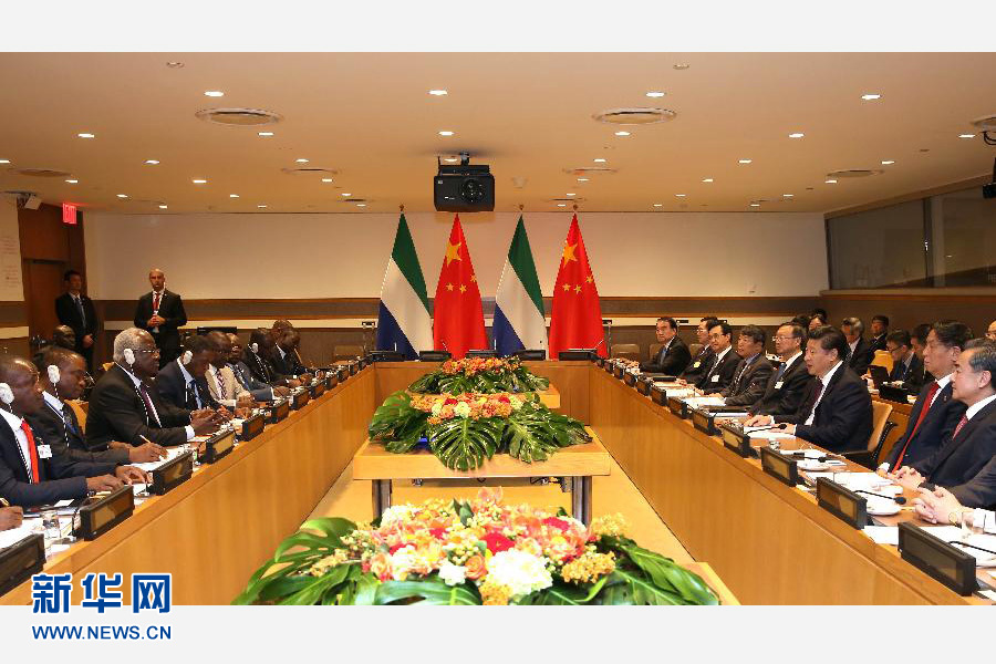 9月27日，國家主席習(xí)近平在紐約會見塞拉利昂總統(tǒng)科羅馬。新華社記者 龐興雷 攝