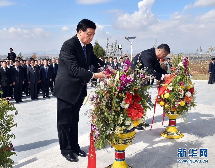 10月11日，中共中央政治局常委、中央書(shū)記處書(shū)記劉云山專程趕赴安州祭掃中國(guó)人民志愿軍烈士陵園，向中國(guó)人民志愿軍烈士敬獻(xiàn)花籃并默哀。 新華社記者 李濤 攝