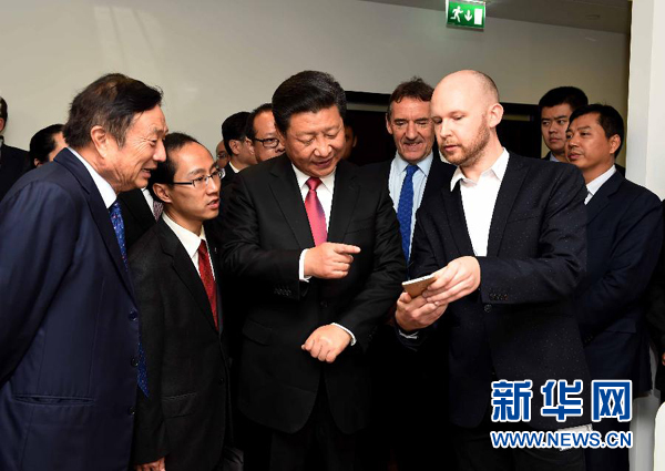 10月21日，國(guó)家主席習(xí)近平在倫敦參觀華為英國(guó)公司。 新華社記者 饒愛(ài)民 攝