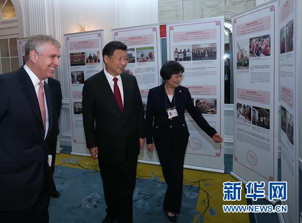 10月22日，國(guó)家主席習(xí)近平在倫敦出席全英孔子學(xué)院和孔子課堂年會(huì)開幕式。這是習(xí)近平參觀全英孔子學(xué)院和孔子課堂成果圖片展。 新華社記者 龐興雷 攝