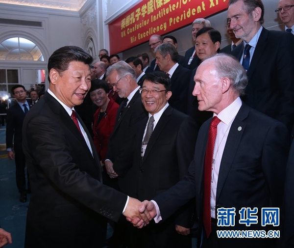 10月22日，國(guó)家主席習(xí)近平在倫敦出席全英孔子學(xué)院和孔子課堂年會(huì)開幕式。這是習(xí)近平同參加開幕式的嘉賓親切交談。 新華社記者 龐興雷 攝 