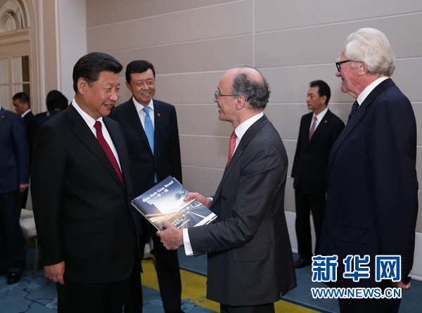 10月22日，國(guó)家主席習(xí)近平在倫敦集體會(huì)見(jiàn)英國(guó)前首相布朗等英國(guó)友人。新華社記者 龐興雷 攝 