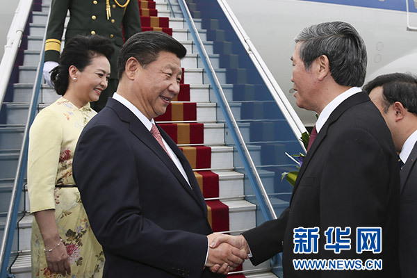 11月5日，中共中央總書記、國家主席習(xí)近平抵達(dá)越南首都河內(nèi)，開始對越南進(jìn)行國事訪問。這是越南高級官員到機(jī)場迎接習(xí)近平和夫人彭麗媛。新華社記者蘭紅光攝 