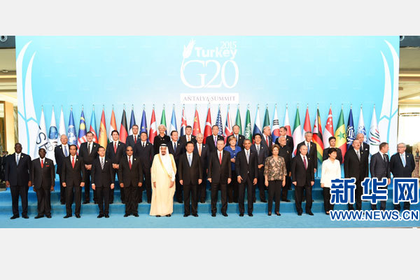 11月15日，二十國集團領(lǐng)導人第十次峰會在土耳其安塔利亞舉行。國家主席習近平出席并發(fā)表題為《創(chuàng)新增長路徑共享發(fā)展成果》的重要講話。這是習近平主席同與會領(lǐng)導人合影。 新華社記者 李學仁 攝