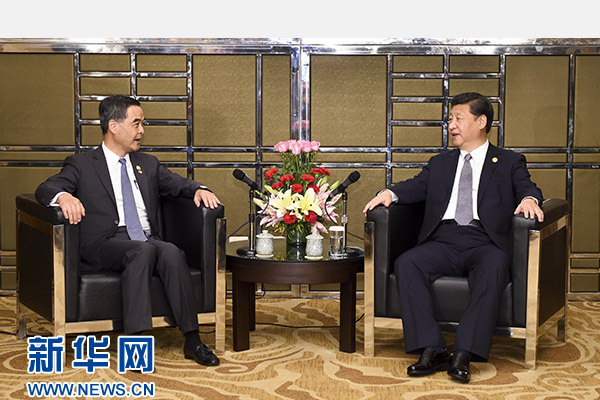 11月18日，國家主席習近平在菲律賓馬尼拉會見前來出席亞太經(jīng)合組織第二十三次領導人非正式會議的香港特別行政區(qū)行政長官梁振英。新華社記者謝環(huán)馳攝