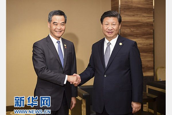 11月18日，國家主席習近平在菲律賓馬尼拉會見前來出席亞太經(jīng)合組織第二十三次領導人非正式會議的香港特別行政區(qū)行政長官梁振英。新華社記者謝環(huán)馳攝
