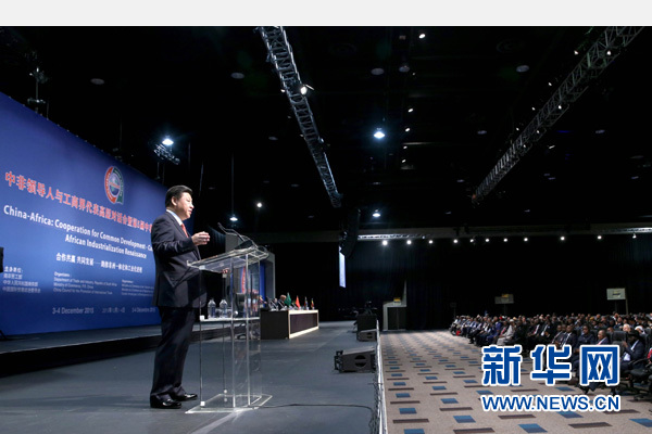 12月4日，國(guó)家主席習(xí)近平在約翰內(nèi)斯堡出席中非領(lǐng)導(dǎo)人與工商界代表高層對(duì)話會(huì)暨第五屆中非企業(yè)家大會(huì)閉幕式并發(fā)表題為《攜手共進(jìn)，譜寫中非合作新篇章》的重要講話。新華社記者 姚大偉 攝