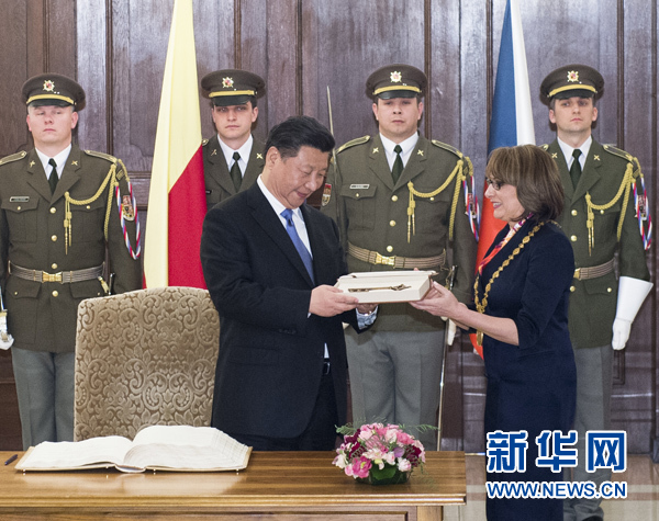 當(dāng)?shù)貢r(shí)間3月29日，國(guó)家主席習(xí)近平在捷克布拉格會(huì)見(jiàn)布拉格市長(zhǎng)科爾娜喬娃，并接受科爾娜喬娃代表該市贈(zèng)予的城市鑰匙。 新華社記者 王曄 攝