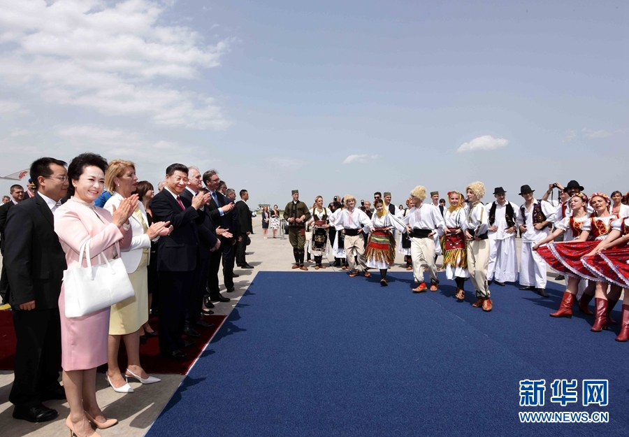 6月17日，國(guó)家主席習(xí)近平乘專機(jī)抵達(dá)貝爾格萊德，開(kāi)始對(duì)塞爾維亞共和國(guó)進(jìn)行國(guó)事訪問(wèn)。塞爾維亞民眾跳起歡快熱情的傳統(tǒng)舞蹈科羅舞熱烈歡迎習(xí)近平和夫人彭麗媛到訪。新華社記者 饒愛(ài)民 攝 