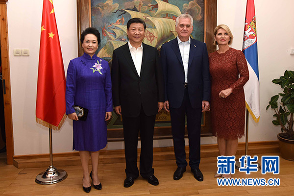 當地時間6月17日，國家主席習近平同塞爾維亞總統尼科利奇在貝爾格萊德舉行會晤。這是習近平和夫人彭麗媛同尼科利奇夫婦在和平別墅合影。新華社記者饒愛民攝