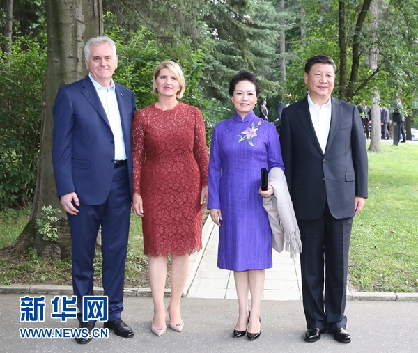 當地時間6月17日，國家主席習近平同塞爾維亞總統尼科利奇在貝爾格萊德舉行會晤。這是習近平和夫人彭麗媛同尼科利奇夫婦在和平別墅合影。新華社記者 丁林 攝