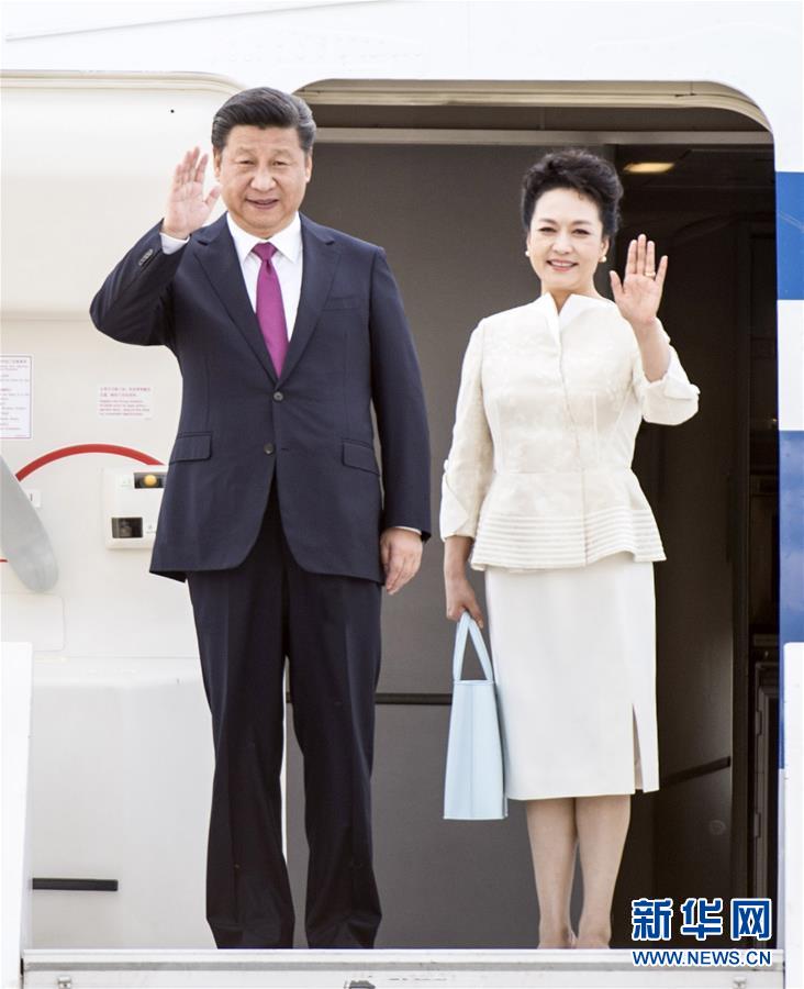 6月19日，國家主席習(xí)近平抵達(dá)華沙，開始對(duì)波蘭共和國進(jìn)行國事訪問。這是習(xí)近平和夫人彭麗媛步出艙門。 新華社記者 謝環(huán)馳 攝 