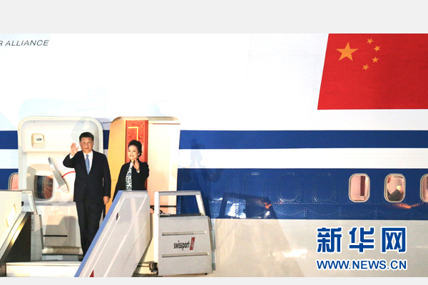 當地時間11月18日，國家主席習近平抵達利馬，出席亞太經合組織第二十四次領導人非正式會議并對秘魯共和國進行國事訪問。習近平和夫人彭麗媛受到秘魯副總統阿勞斯等熱情迎接。新華社記者 丁林 攝