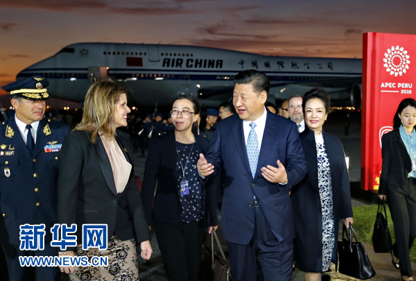 當地時間11月18日，國家主席習近平抵達利馬，出席亞太經合組織第二十四次領導人非正式會議并對秘魯共和國進行國事訪問。習近平和夫人彭麗媛受到秘魯副總統阿勞斯等熱情迎接。新華社記者 鞠鵬 攝