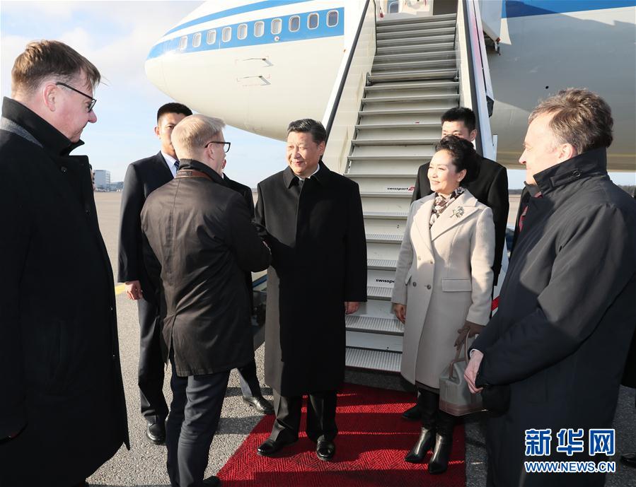 4月4日，國家主席習近平乘專機抵達赫爾辛基，開始對芬蘭共和國進行國事訪問。這是芬蘭政府代表、農業與環境部長蒂利凱寧等在舷梯旁熱情迎接習近平和夫人彭麗媛。新華社記者 蘭紅光 攝 