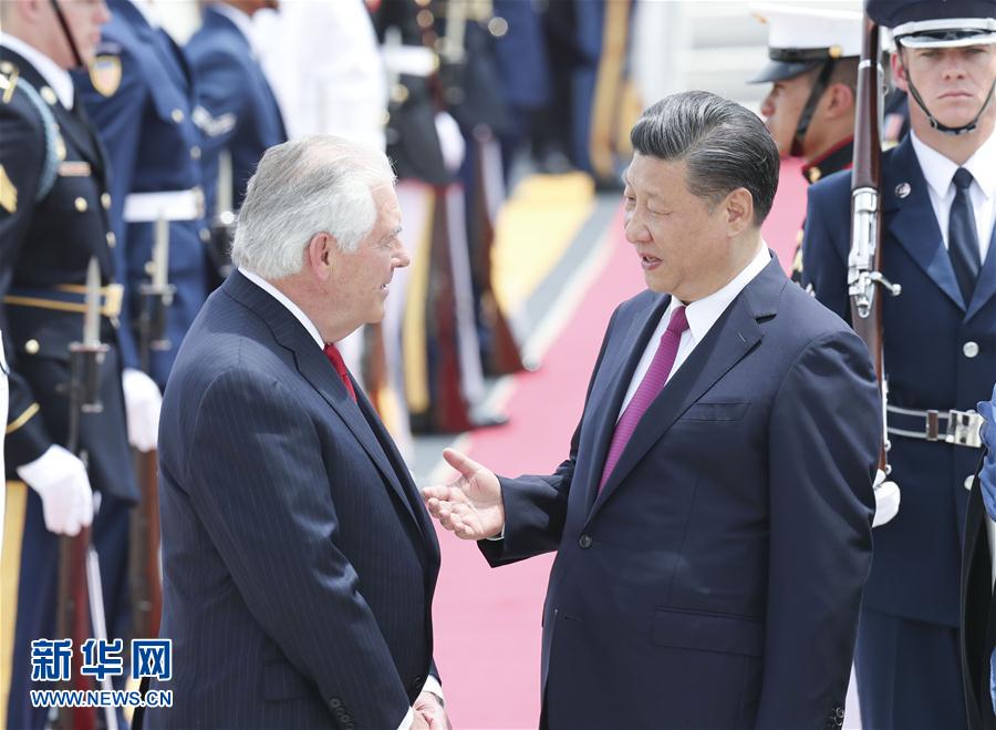 4月6日，國家主席習近平乘專機抵達美國佛羅里達州，將在海湖莊園同美國總統特朗普舉行中美元首會晤。習近平和夫人彭麗媛受到美國國務卿蒂勒森夫婦等熱情迎接。新華社記者 丁林 攝 