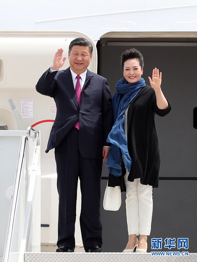 4月6日，國家主席習近平乘專機抵達美國佛羅里達州，將在海湖莊園同美國總統特朗普舉行中美元首會晤。這是習近平和夫人彭麗媛步出機艙。新華社記者 劉衛兵 攝 