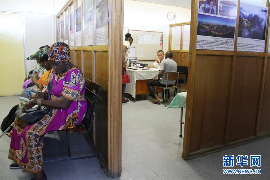 （國際&middot;圖文互動）（2）通訊：讓中醫在納米比亞落地生根&mdash;&mdash;記三屆援納醫療隊醫生褚海林