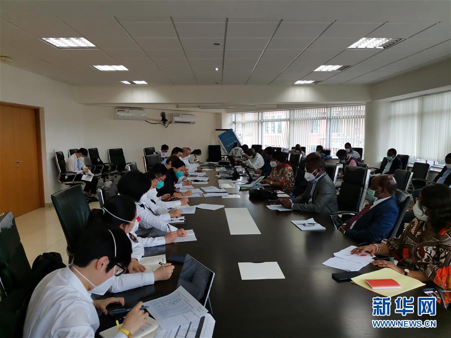 （國(guó)際疫情&middot;圖文互動(dòng)）（11）中國(guó)醫(yī)療專家組為赤道幾內(nèi)亞抗疫帶來(lái)&ldquo;希望之光&rdquo;